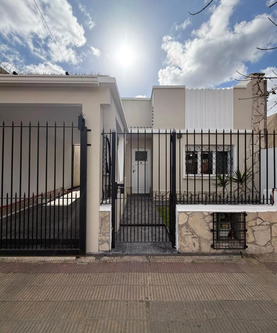 Foto de ALQUILER HERMOSA Casa 3 AMBIENTES CON COCHERA, JARDIN, PARRILLA, imagen 2