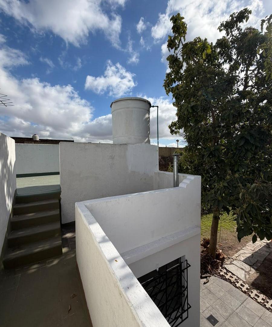 Foto de ALQUILER HERMOSA Casa 3 AMBIENTES CON COCHERA, JARDIN, PARRILLA, imagen 3