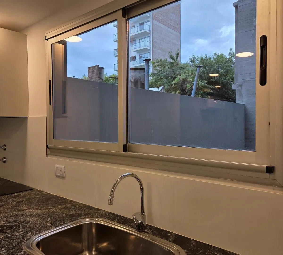 Departamento de 1 dormitorio con balcón pileta y quincho en venta 2