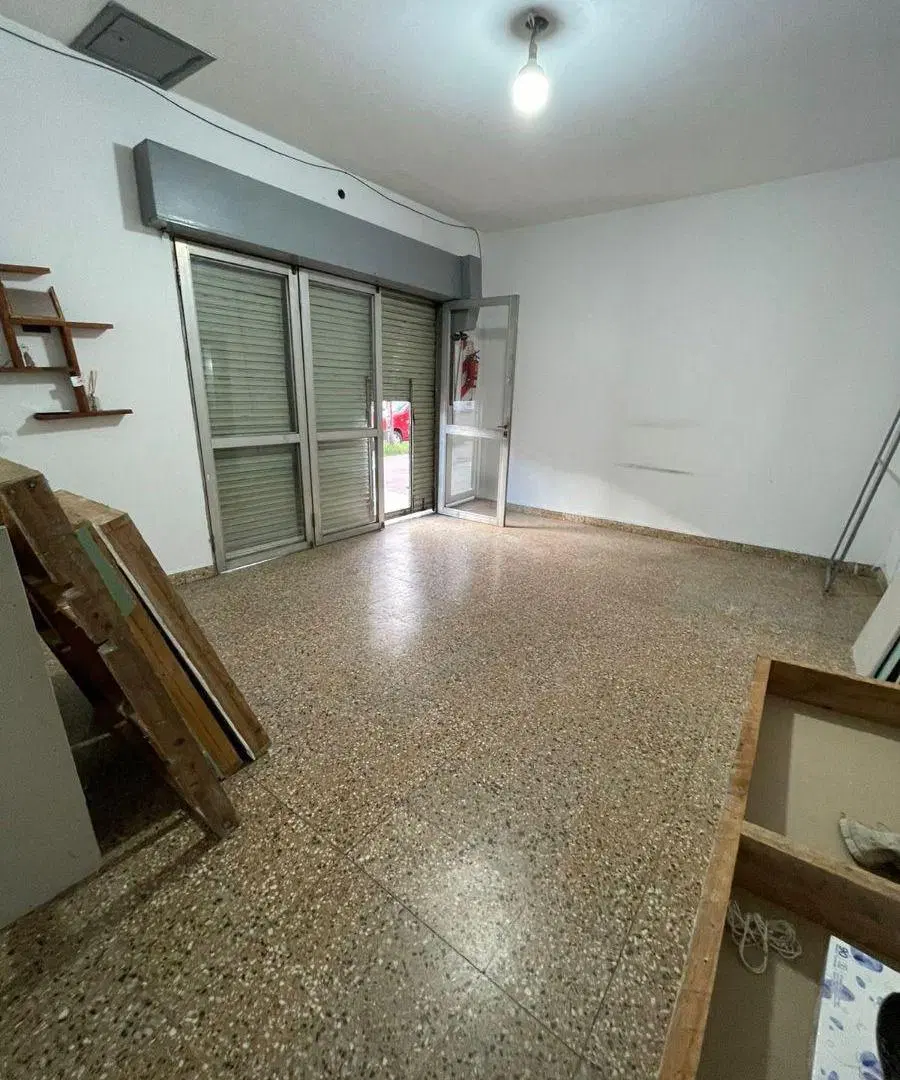 ALQUILER DE LOCAL COMERCIAL EN CRUCE VARELA 4