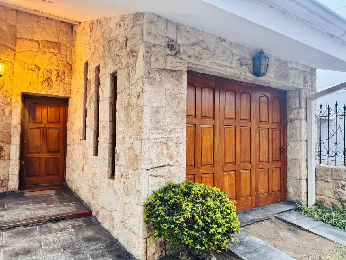 ALQUILO ESPECTACULAR CASA EN JUNIORS, 5 DOR. PILETA Y QUINCHO 2