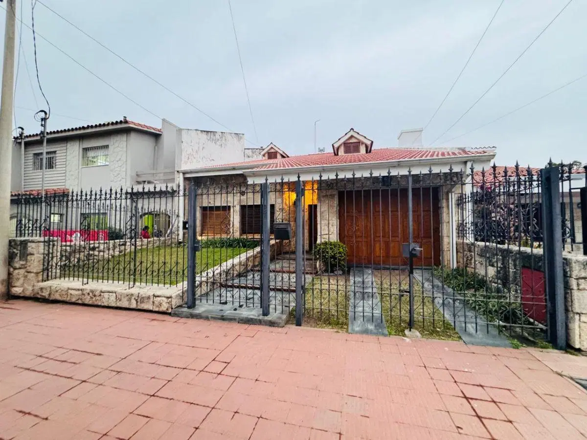 ALQUILO ESPECTACULAR CASA EN JUNIORS, 5 DOR. PILETA Y QUINCHO 1