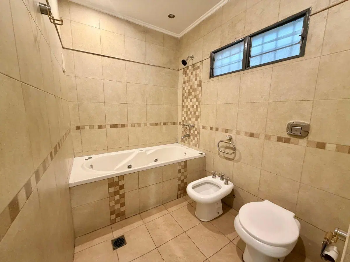 ALQUILO, SOBRE DEHEZA ZONA HOSPITALES, 4 DOR. PATIO, PISCINA, CONSULTORIO 1