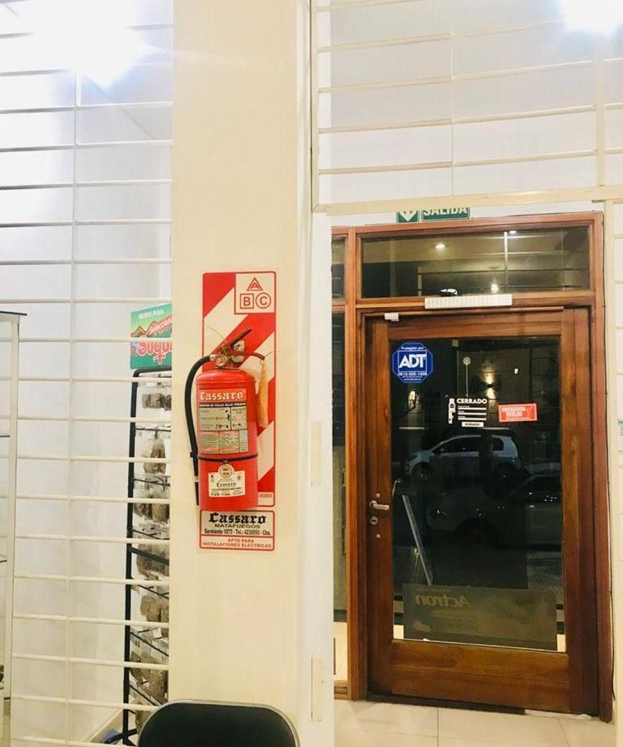 Foto de ATENEA Vende Local comercial Sobre calle Catamarca, imagen 4