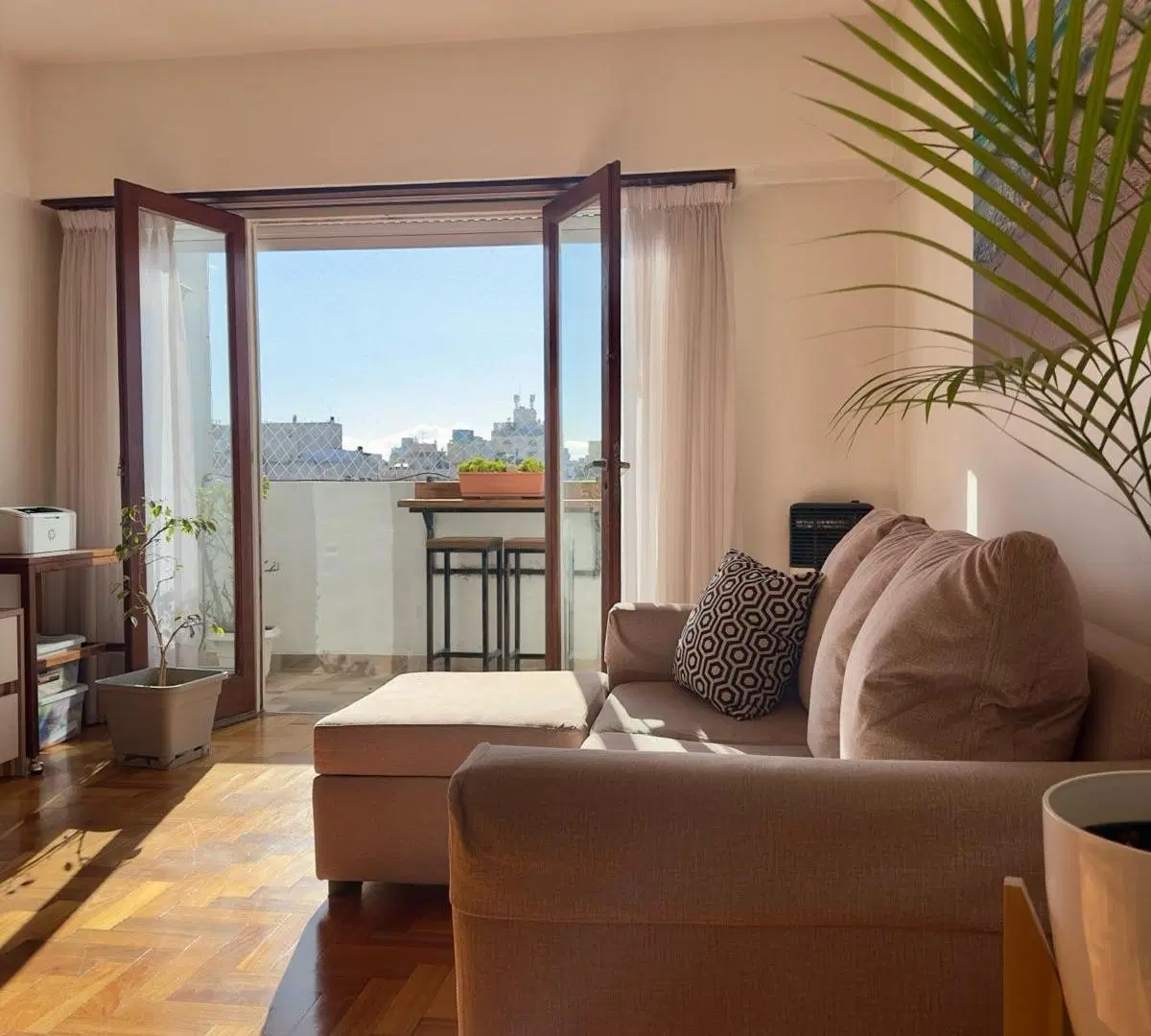 Departamento tres ambientes con balcon al contrafrente en La Perla 3