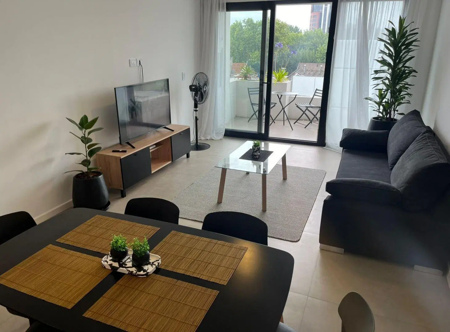 Departamento dos ambientes con cochera en venta en Playa Grande 3