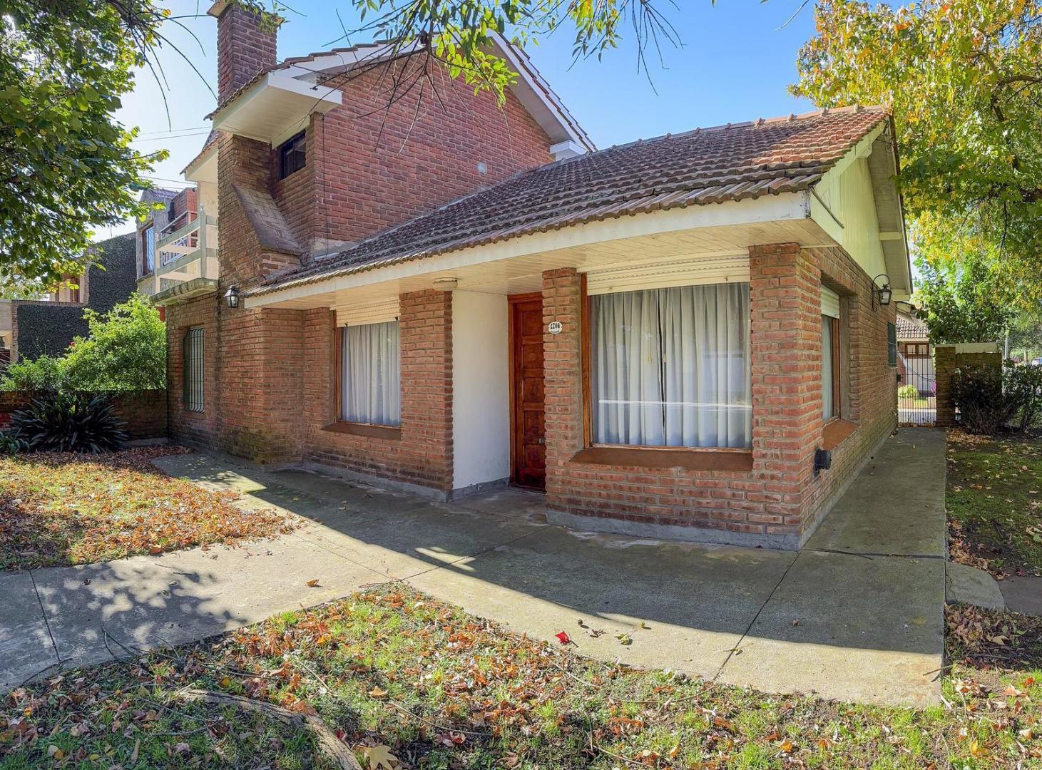 Foto de Hermoso chalet con parque en venta en barrio Estrada, imagen 1