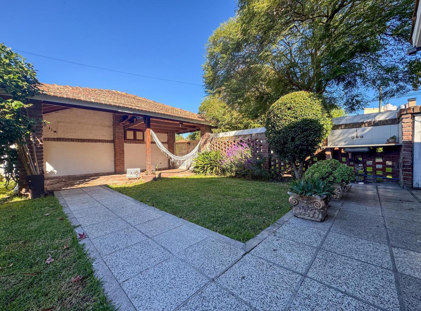 Foto de Hermoso chalet con parque en venta en barrio Estrada, imagen 2