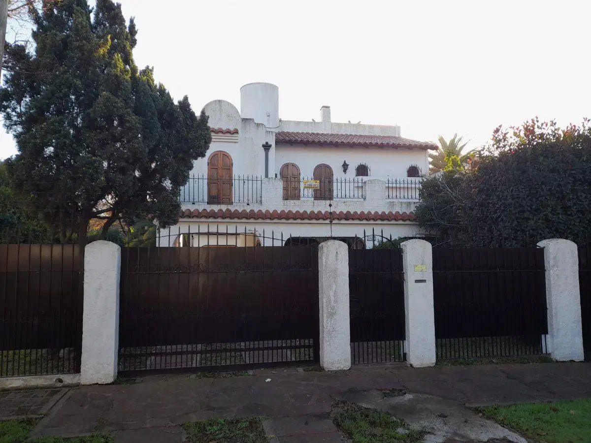 Casa con 4 dormitorios y pileta en alquiler en Ranelagh 5