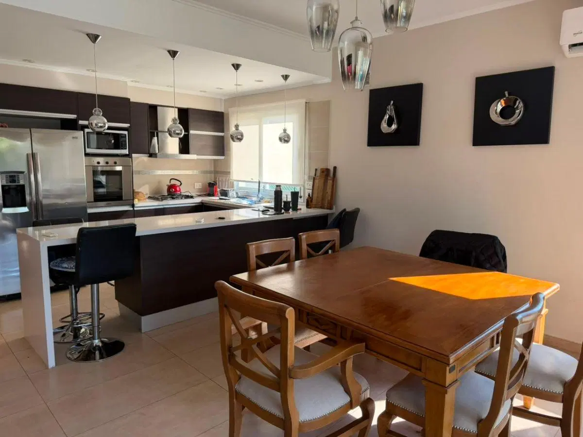 Casa en Los Troncos, completamente amueblada, 6 ambientes 4