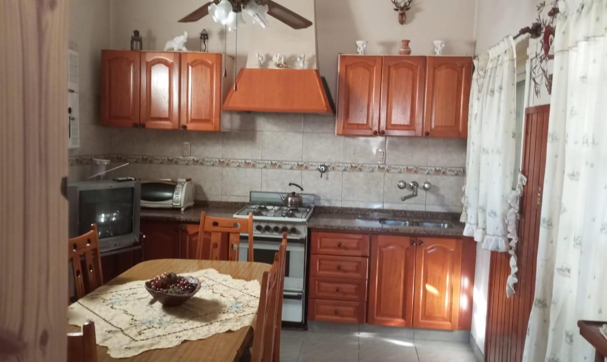 Gran casa para dos familias, entrada para varios autos y amplio jardin con verde