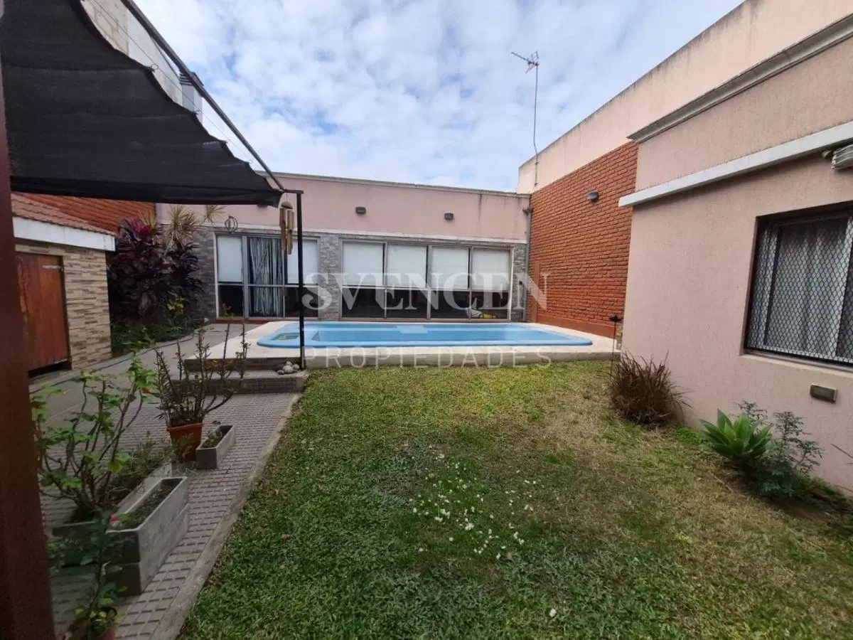 Casa con gran quincho y pileta en Villa La Florida! 5