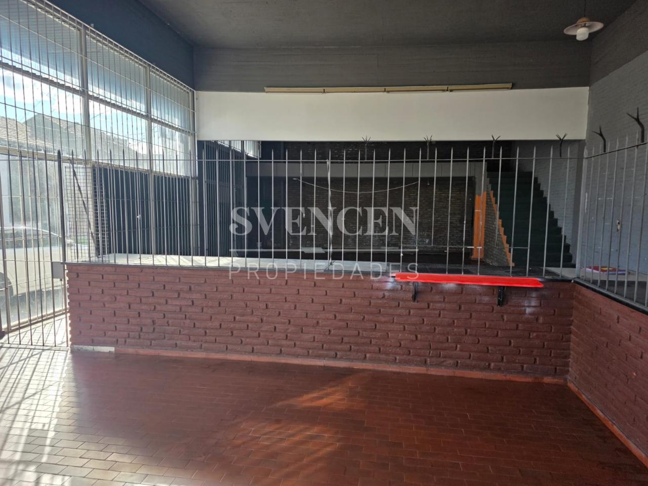 Foto de Local comercial de 280m2 cubiertos en ochava, imagen 2