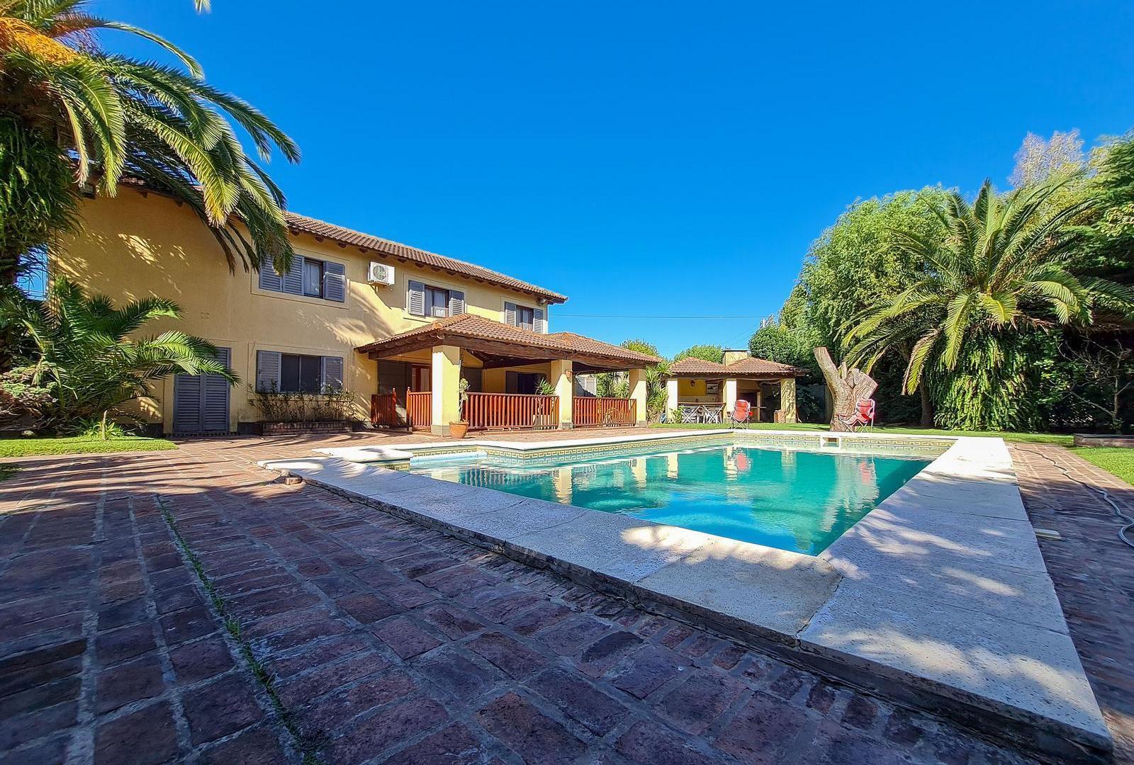 CASA DE 4 DORMITORIOS CON QUINCHO, PILETA Y PARQUE EN VILLA DEL PLATA CASCO