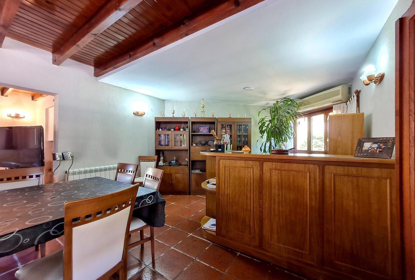 Foto de CASA DE 4 DORMITORIOS CON QUINCHO, PILETA Y PARQUE EN VILLA DEL PLATA CASCO, imagen 5