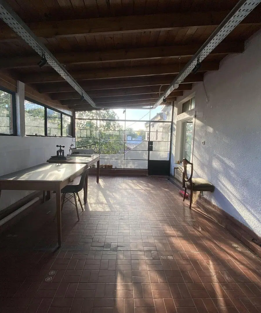 Casa e de 2 dormitorios con 2 patios cochera doble , local al frente y depto de 2 dorm independiente 3