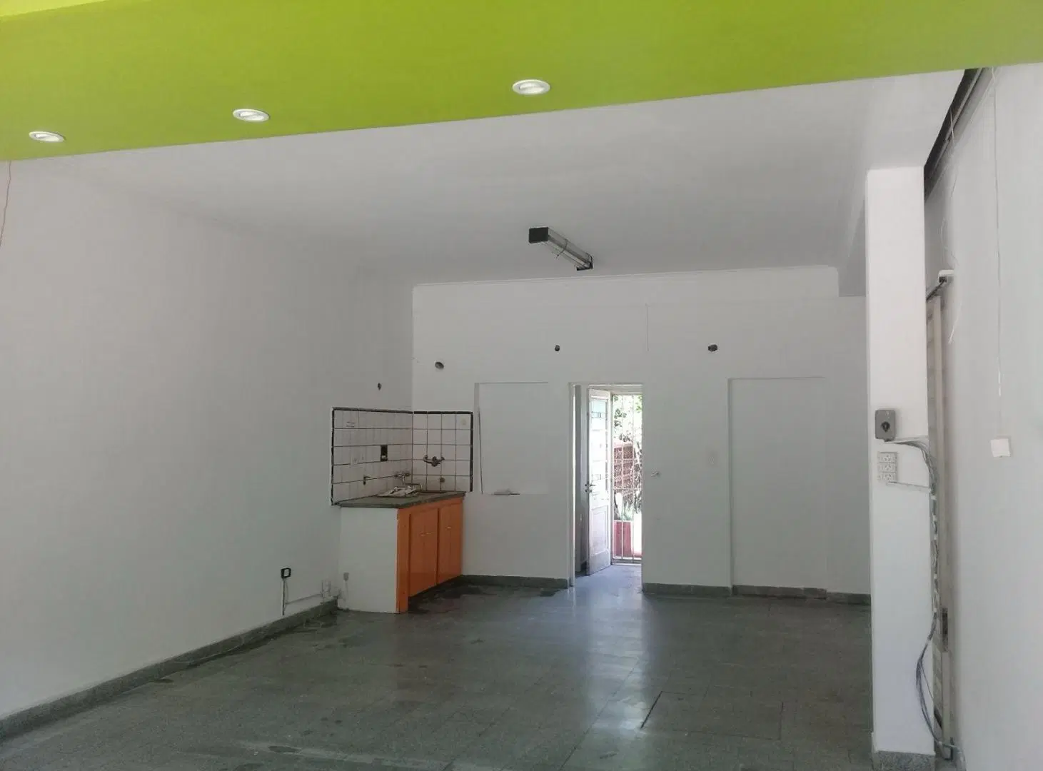 Casa e de 2 dormitorios con 2 patios cochera doble , local al frente y depto de 2 dorm independiente 2