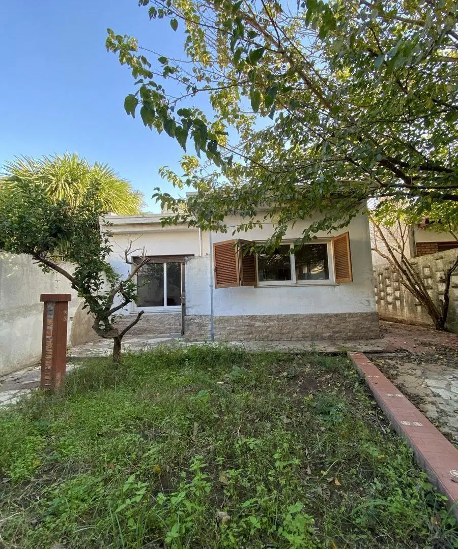 Casa e de 2 dormitorios con 2 patios cochera doble , local al frente y depto de 2 dorm independiente 4