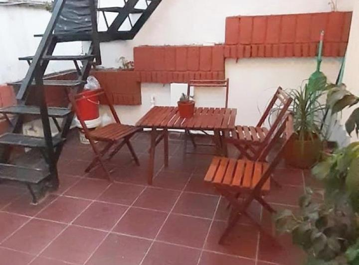Departamento tipo casa 2 ambientes con patio, sin expensas. 4