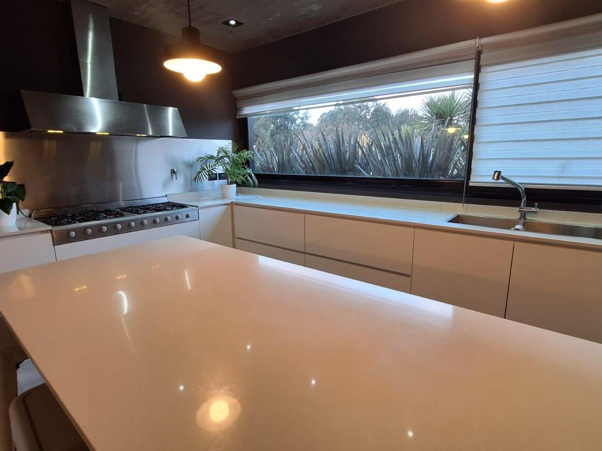 Casa 6 ambientes con piscina en venta. Apto credito