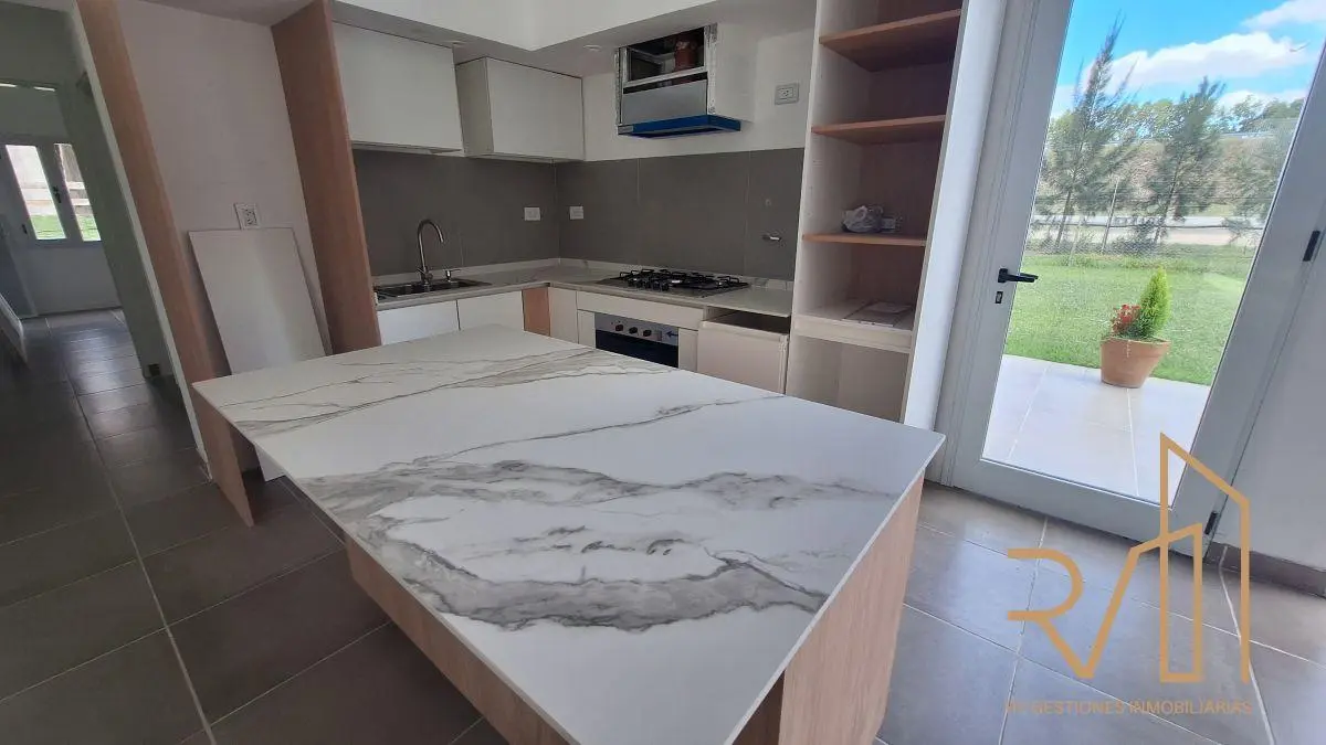 Casa 3 ambientes en alquiler. Lares de canning 5