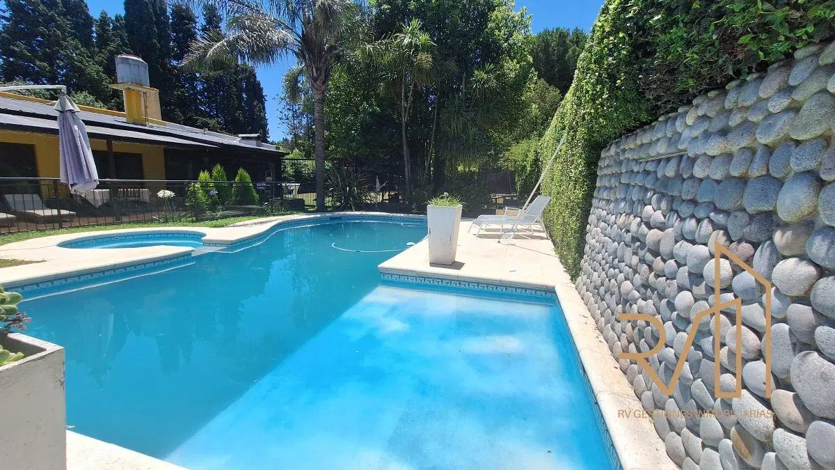 Casa 6 ambientes con parque y pileta en venta. La Unión 1