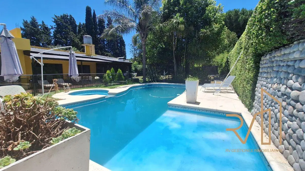 Casa 6 ambientes con parque y pileta en venta. La Unión 2