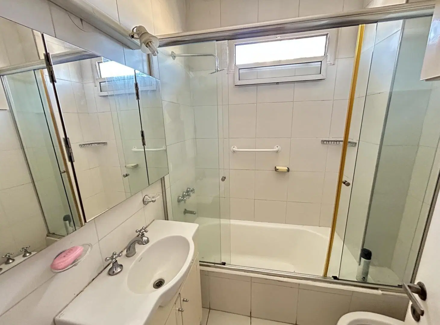 Departamento en Venta de 4 Ambientes con Balcón en Olivos 5