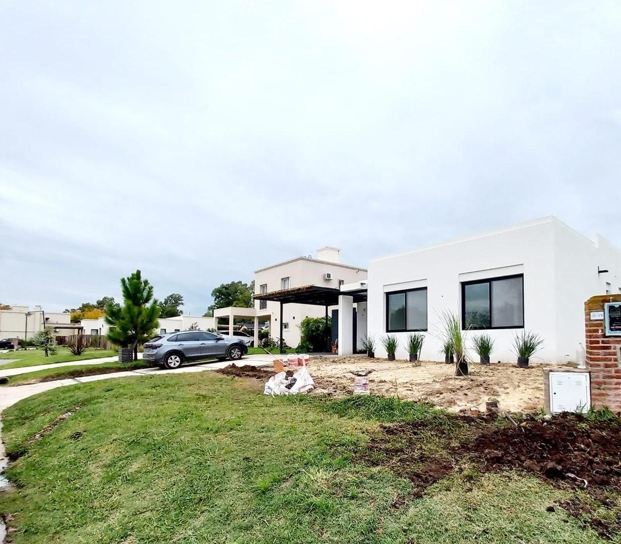 Casa en Venta de 3 Dormitorios Jardín y Pileta en Santa Clara, Pilar.