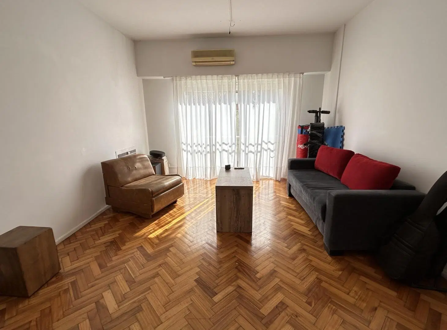 Departamento en Venta de 2 Ambientes con Patio en Olivos. 2
