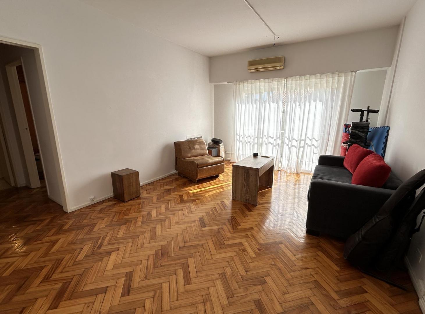 Departamento en Venta de 2 Ambientes con Patio en Olivos.