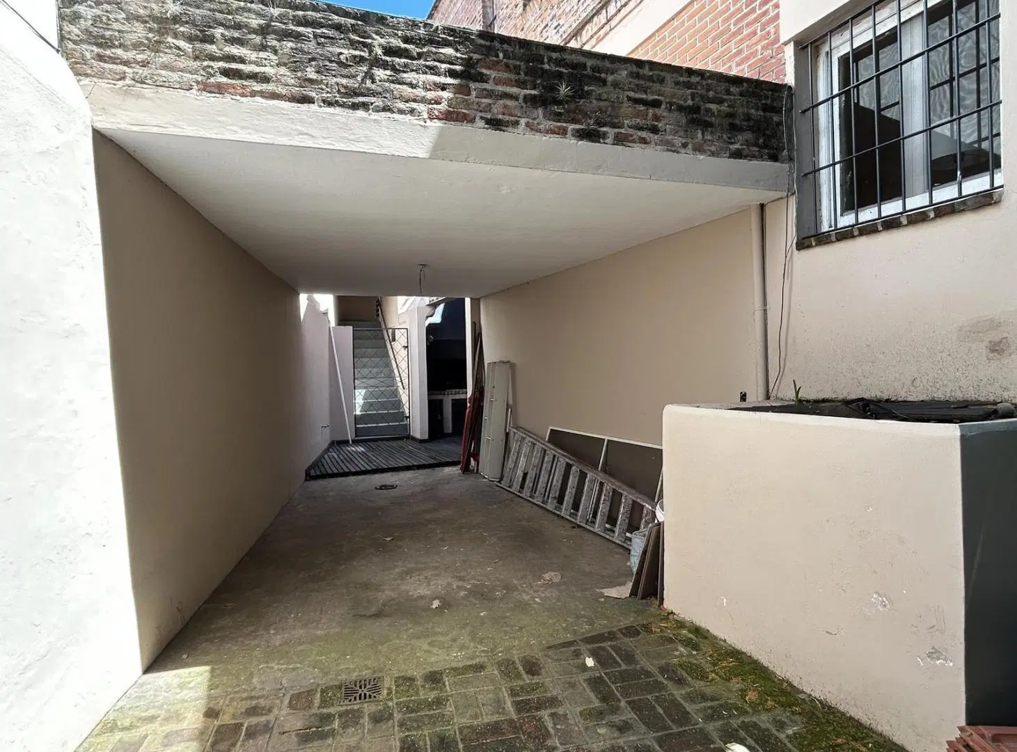 Casa en Venta de 4 Dormitorios,  Jardin y Pileta en el Bajo de San Isidro 2