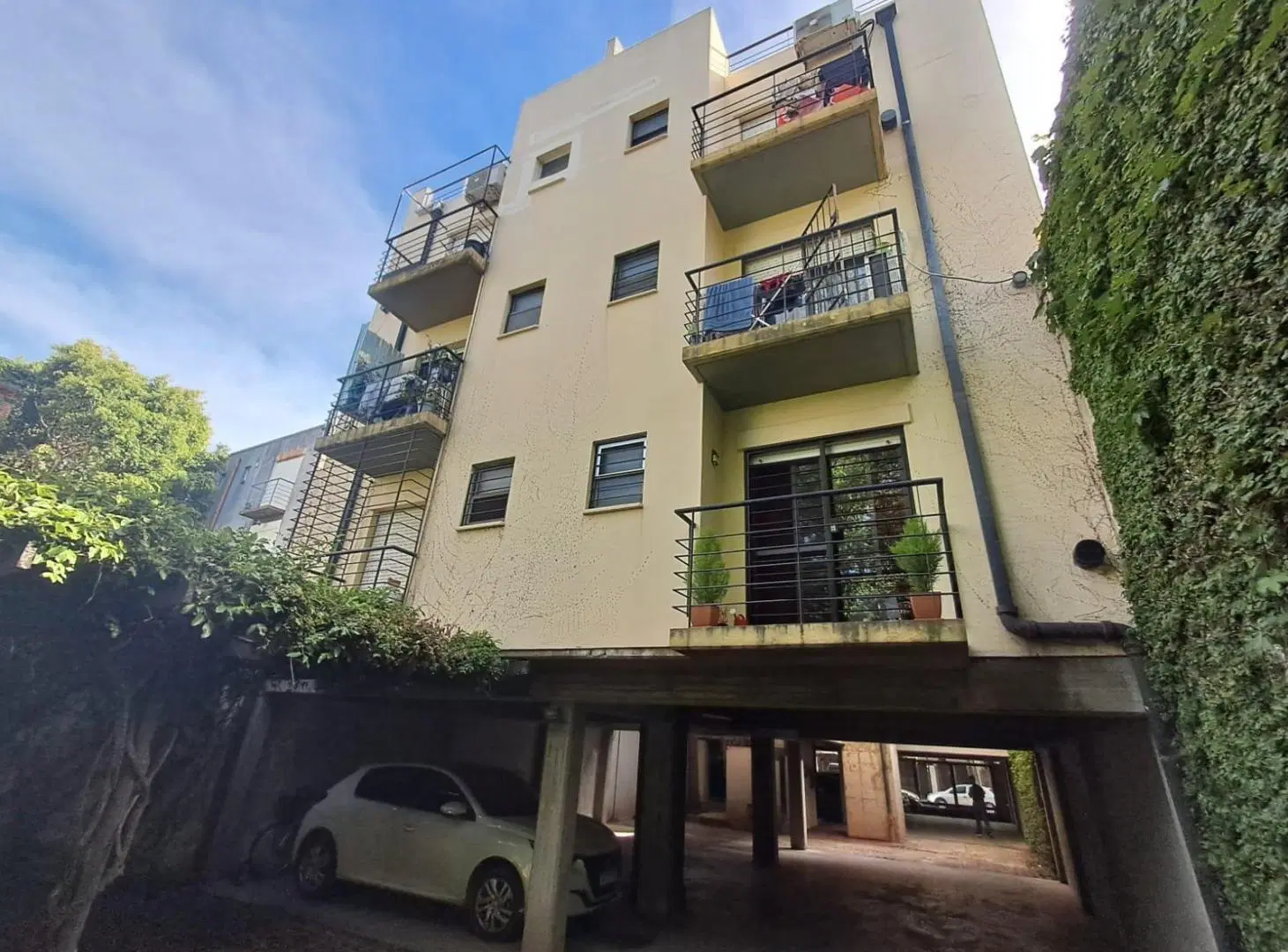 Cochera Cubierta en Venta en San Isidro 4