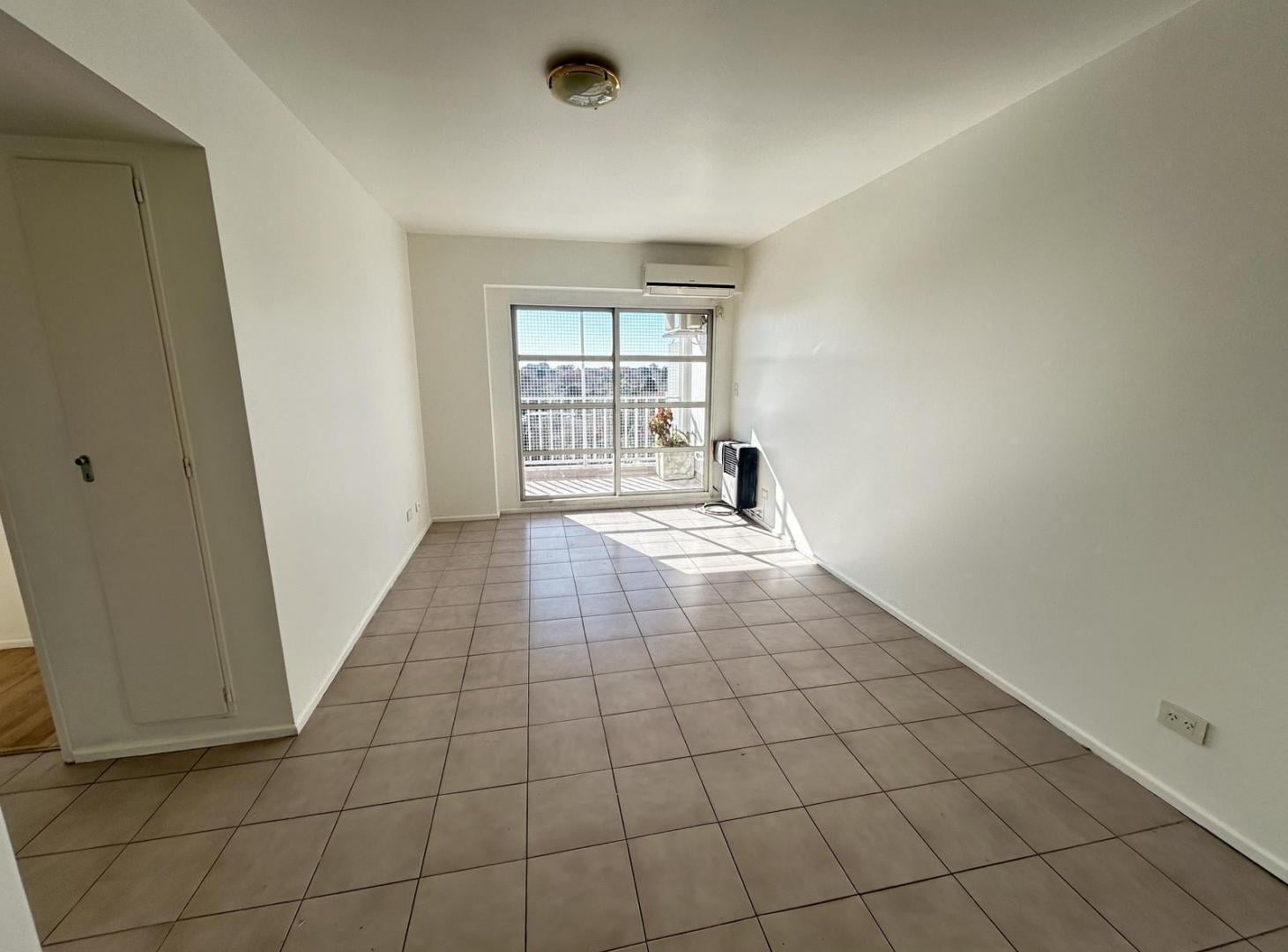 Departamento en Alquiler de 3 Ambientes con Balcón, en Beccar