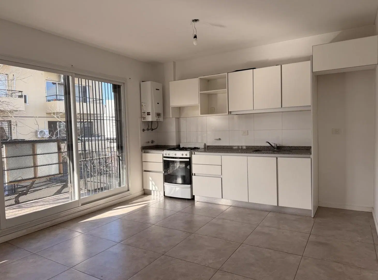 Departamento en Alquiler de 2 Ambientes con Balcón en Victoria 4