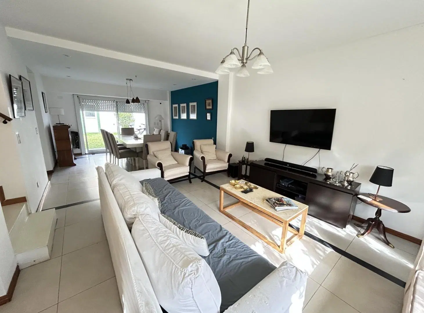 Casa en Venta de 5 Ambientes con Jardín en Punta Chica 2