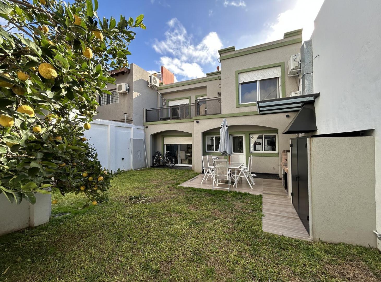 Casa en Venta de 5 Ambientes con Jardín en Punta Chica