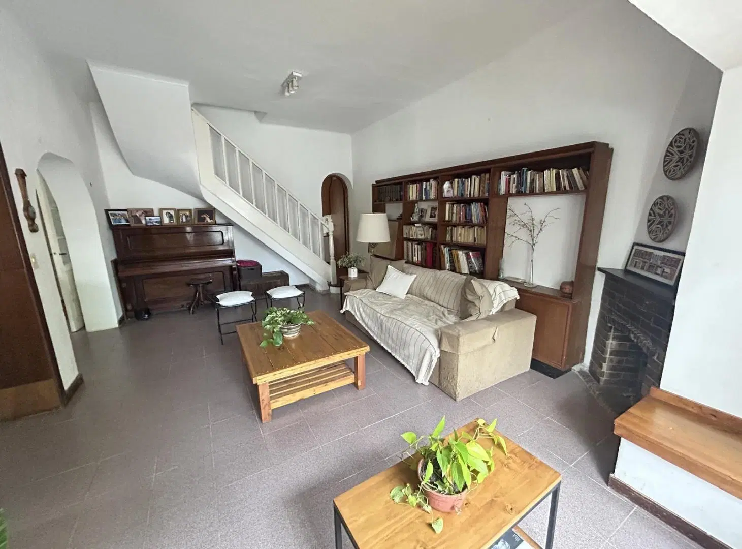 Chalet de 5 Dormitorios con Jardín en La Lucila, Vicente López 2