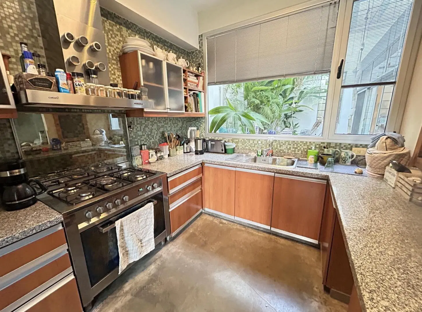 Casa en Venta de 5 Ambientes con 3 Dormitorios, Jardín, Pileta y Cochera, en Martínez 1