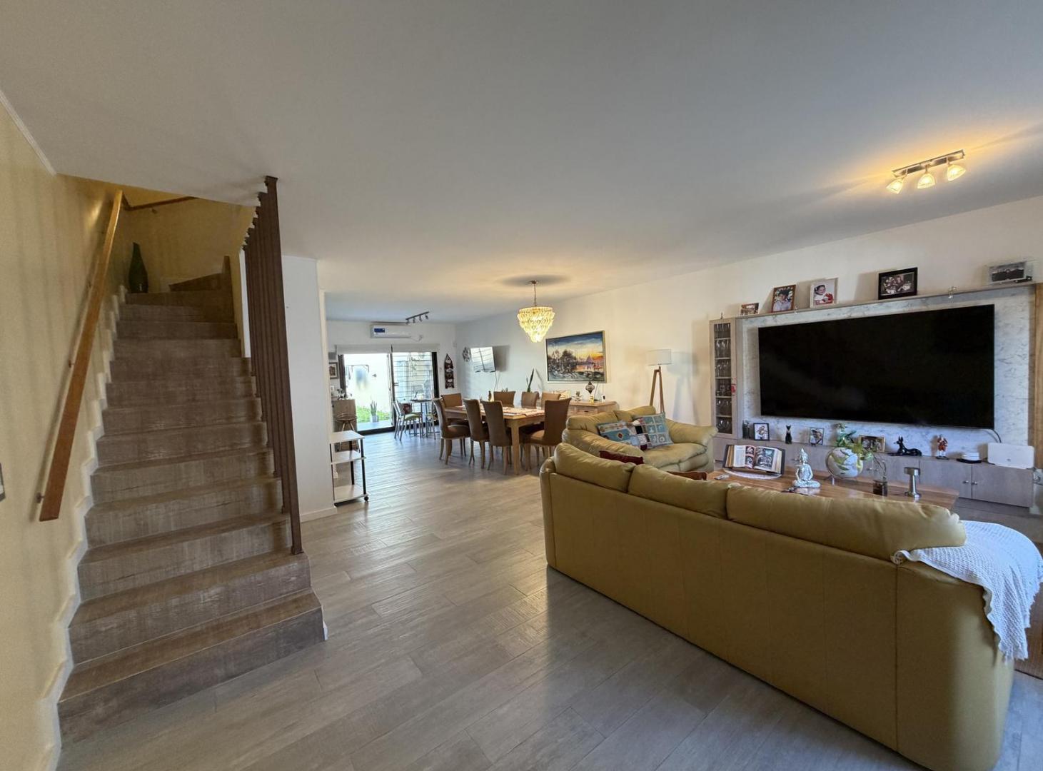 Foto de Triplex en Venta de 5 Ambientes con jardín y Parrilla., imagen 1
