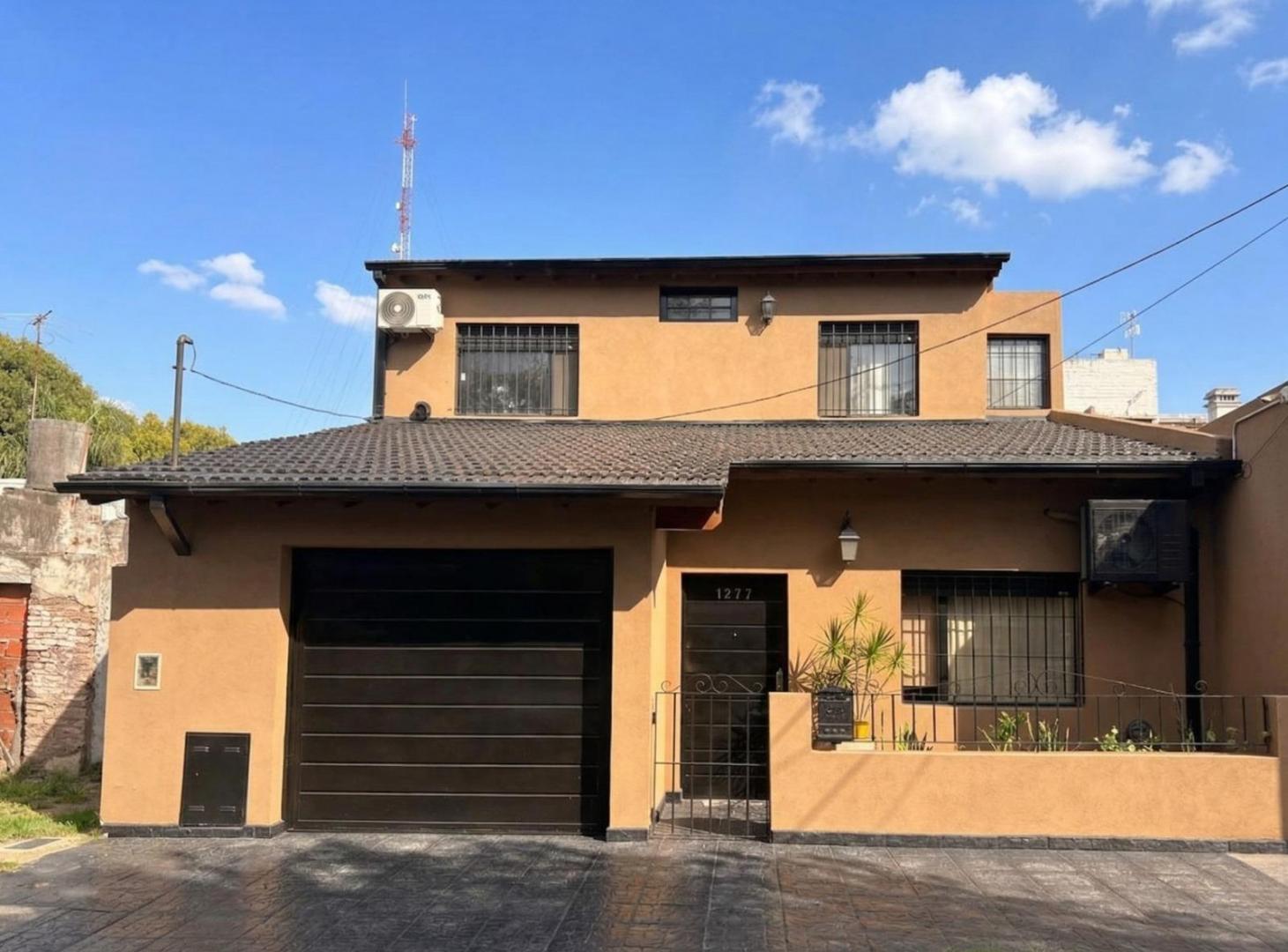 Foto de Casa en Venta de 4 Ambientes con jardín pileta y cochera en Martínez, imagen 1