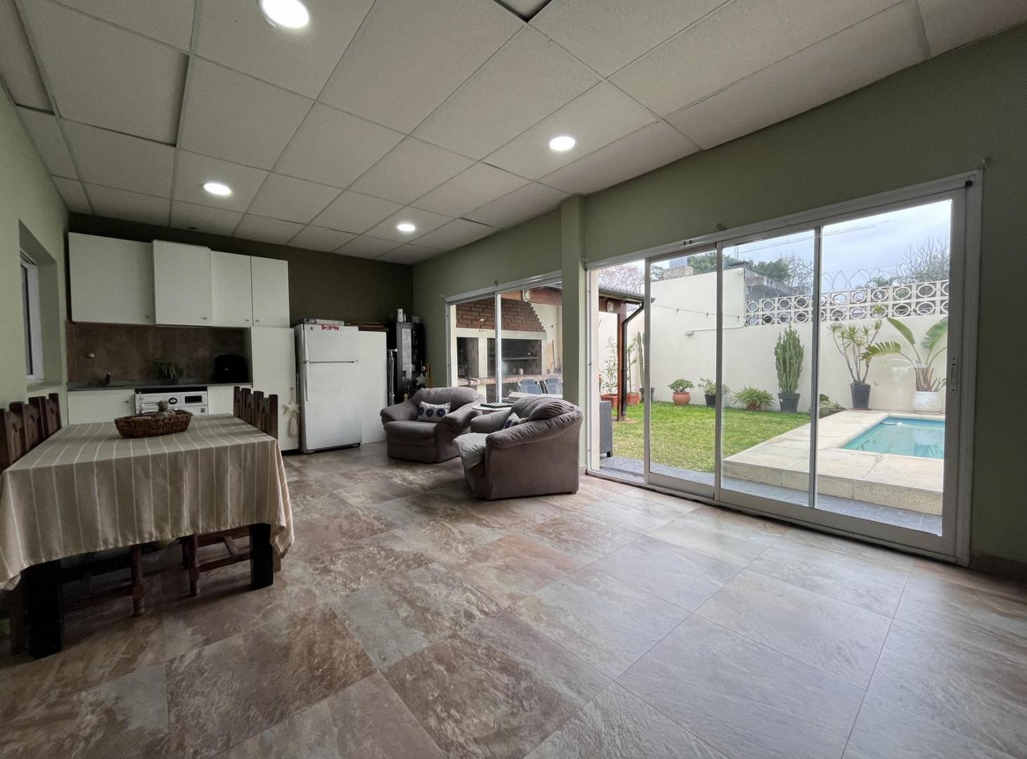 Foto de Casa en Venta de 4 Ambientes con jardín pileta y cochera en Martínez, imagen 2