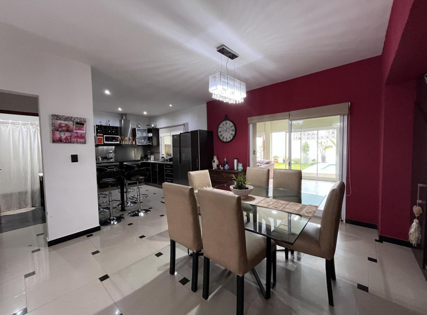 Foto de Casa en Venta de 4 Ambientes con jardín pileta y cochera en Martínez, imagen 4