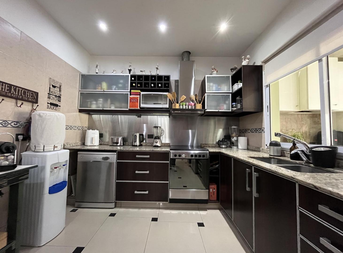 Foto de Casa en Venta de 4 Ambientes con jardín pileta y cochera en Martínez, imagen 3