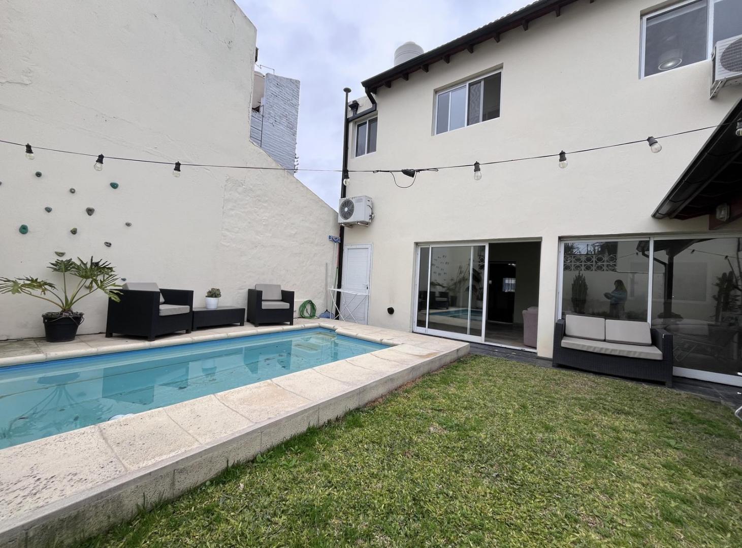 Foto de Casa en Venta de 4 Ambientes con jardín pileta y cochera en Martínez, imagen 5