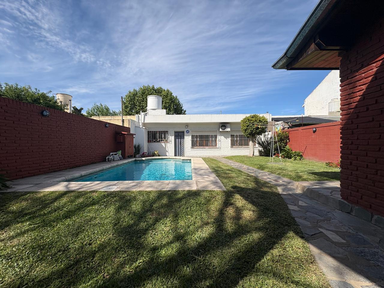 Foto de Casa en Venta en 1 Planta de 4 Ambientes con Jardín Pileta y Cochera, imagen 2