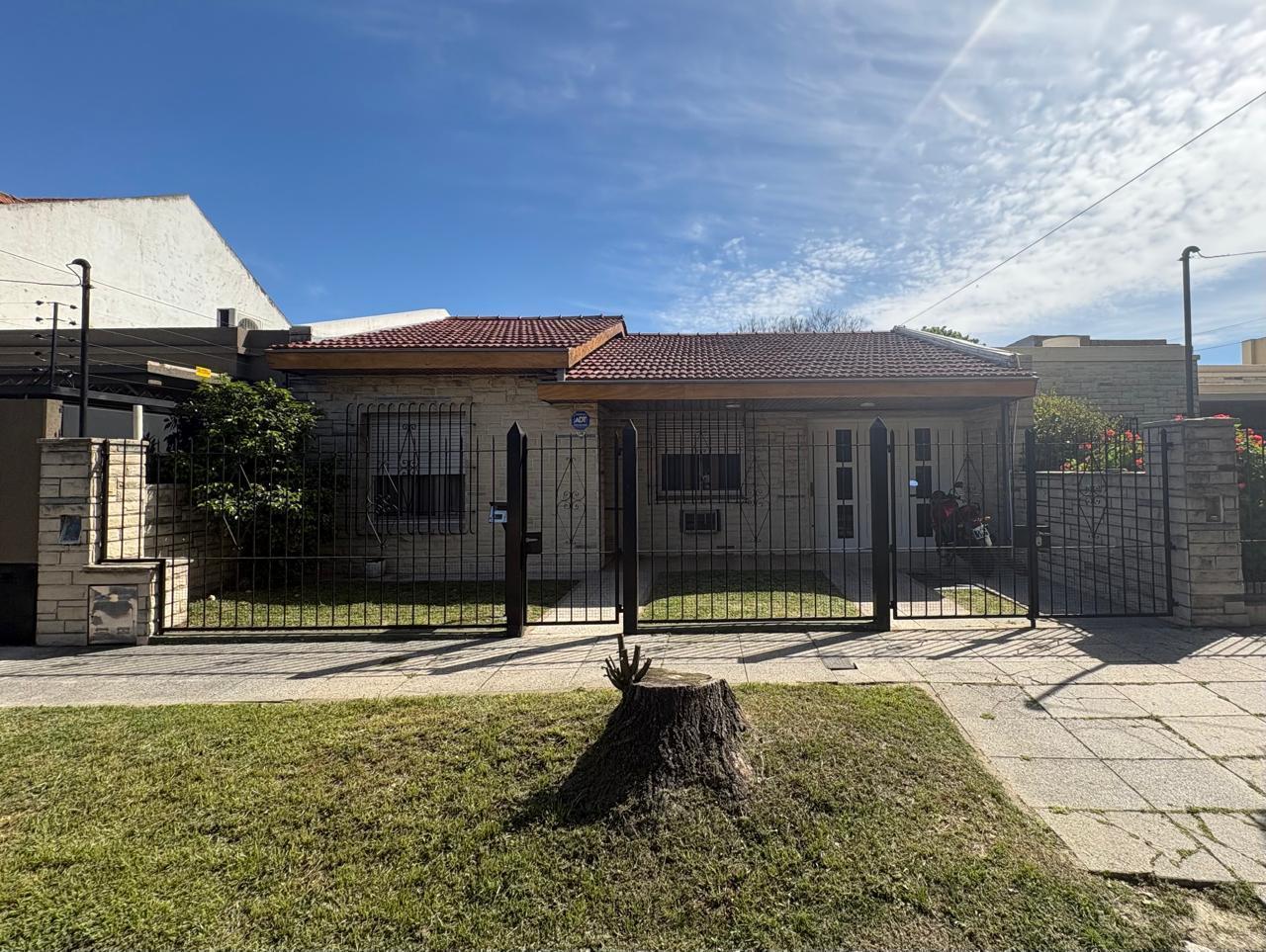 Foto de Casa en Venta en 1 Planta de 4 Ambientes con Jardín Pileta y Cochera, imagen 1