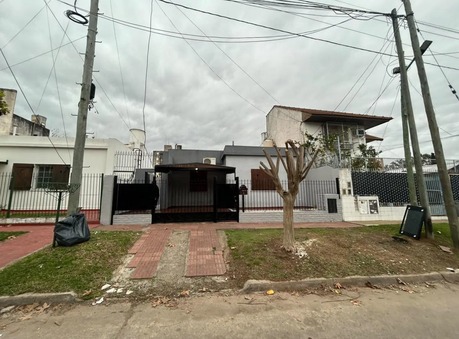 Casa 3 ambientes con cohera y patio en VENTA - Bernal 4