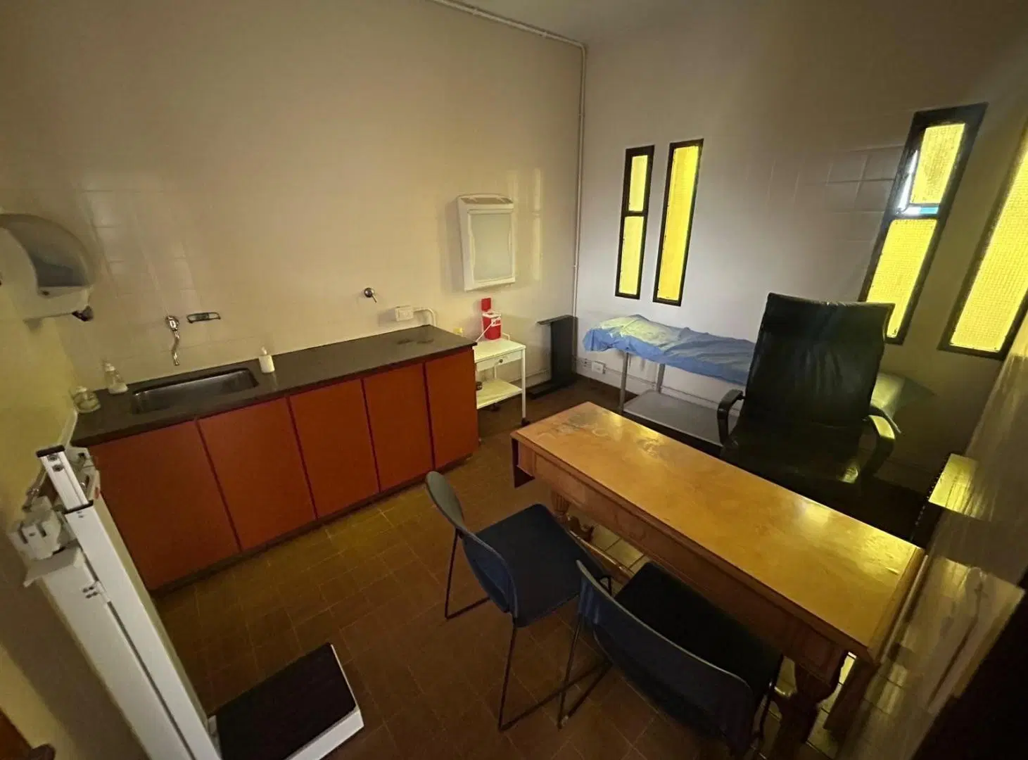 Local con 7 consultorios, cocina y patio en ALQUILER - Quilmes 5