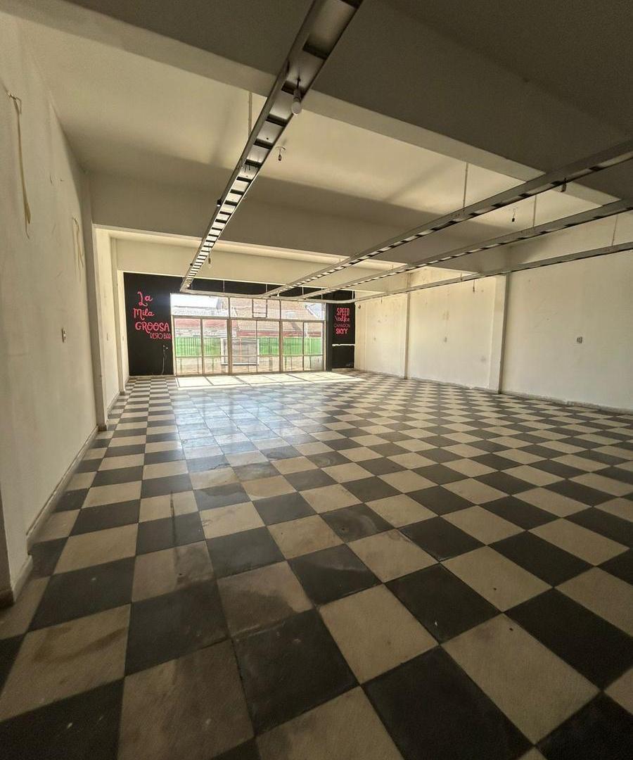 Foto de Local comercial amplio en segunda planta sobre avenida - Wilde, imagen 2